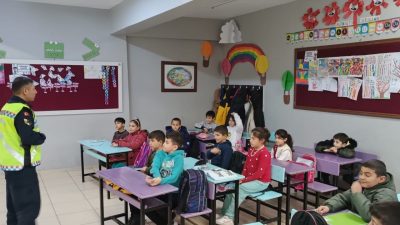 Hatay’ın Belen ilçesinde jandarma ekipleri tarafından ilkokul öğrencilerine trafik eğitimi