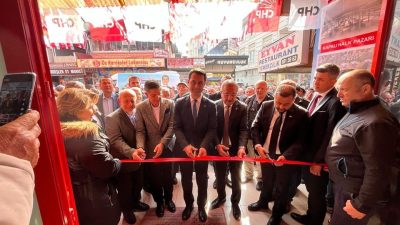 Erzin’de Cumhuriyet Halk Partisi’nin (CHP) seçim bürosu dualar eşliğinde açıldı.