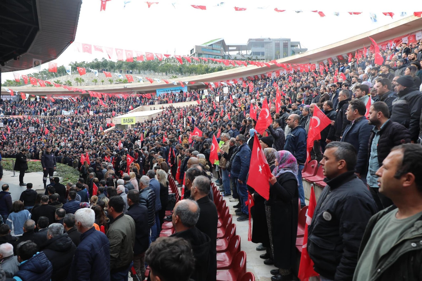 Meajlar Alkış, Yuhalatma Tepki aldı