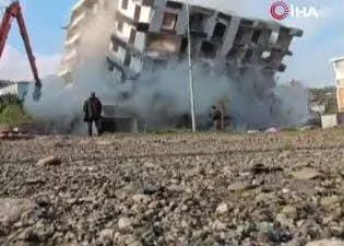 Depremin vurduğu Hatay’da 7 katlı binanın iş makinesi darbesiyle kağıt