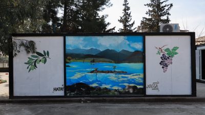 Hatay’ın Hassa ilçesinde depremzede lise öğrencileri, eğitimlerini sürdürdükleri konteyner sınıfları