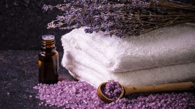 Lavanta yağı, Lavandula angustifolia bitkisinin çiçeklerinin damıtılmasıyla yapılan uçucu bir