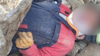 Antakya’da bir işçi kaya parçasının altında kaldı. Güçlükle kurtarılabilen işçinin