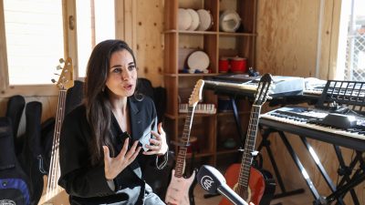 Depremlerde memleketi Hatay’da 16 yakınını kaybeden sanatçı Karsu Dönmez, hemşehrilerine