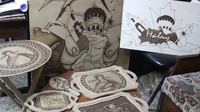 
Antakyalı Yakma Resim sanatçısı Zeynep ve Naim Gülbol’un resim atölyesindeki