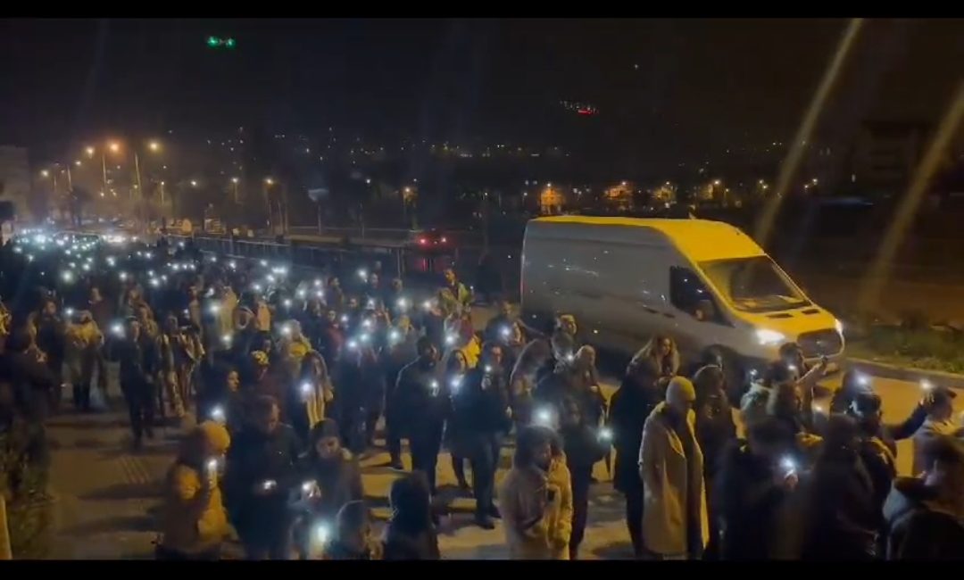 Asrın felaketinin birinci yıl dönümünde Buradayız Hatay Derneği öncülüğünde birçok