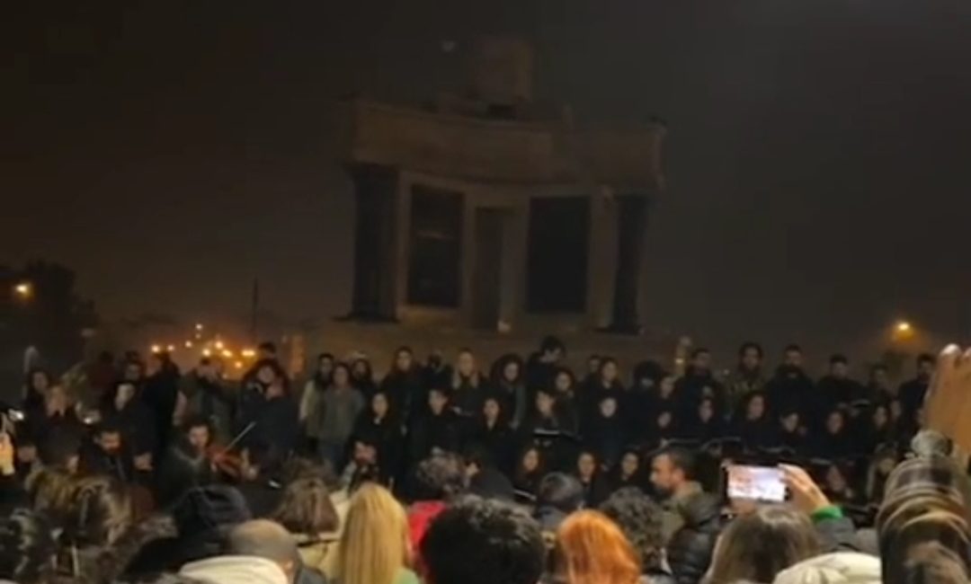 Yüzyılın felaketinin birinci yıl dönümünde gönüllülerin yağmur altında gerçekleştirdiği sessiz