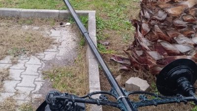 Hatay’ın Samandağ ilçesinde ki çocuk parklarındaki oyun malzemeleri, aydınlatma direk