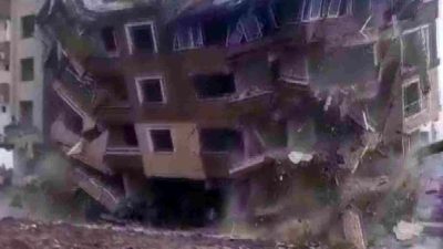 Depremin vurduğu Hatay’da kontrollü olarak iş makinasıyla yıkılan 6 katlı