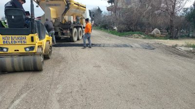 Hatay Büyükşehir Belediyesi, il genelindeki yol çalışmalarını sürdürüyor. Defne ilçesinin