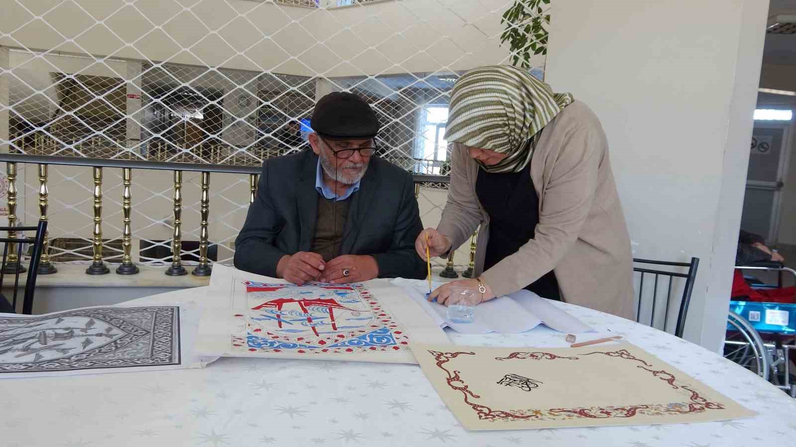 Hataylı depremzede, sanatını yaşlılara öğretiyor