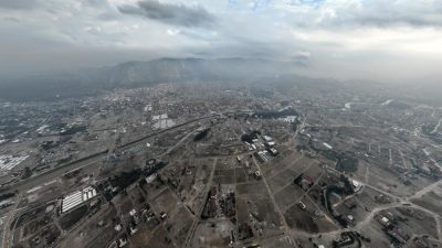 Depremin ardından hala toparlanma çabasında olan kent merkezinin yeniden inşa