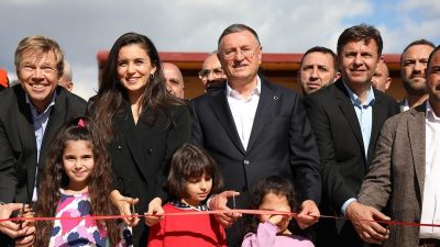 Kahramanmaraş merkezli depremlerde 17 akrabasını kaybeden ünlü şarkıcı Karsu Dönmez,