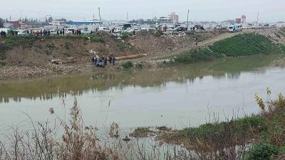 Hatay’ın Antakya ilçesinde bir otomobil Asi Nehri’ne uçtu. Ekipler otomobili