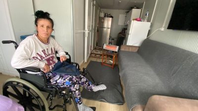 Deprem esnasında dışarıya kaçmaya çalışırken yıkılan apartmanın enkazı altında kalan