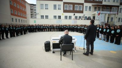 
Hatay'ın Antakya ilçesinde koro çatısı altında buluşan ortaokul öğrencileri, eserlerini