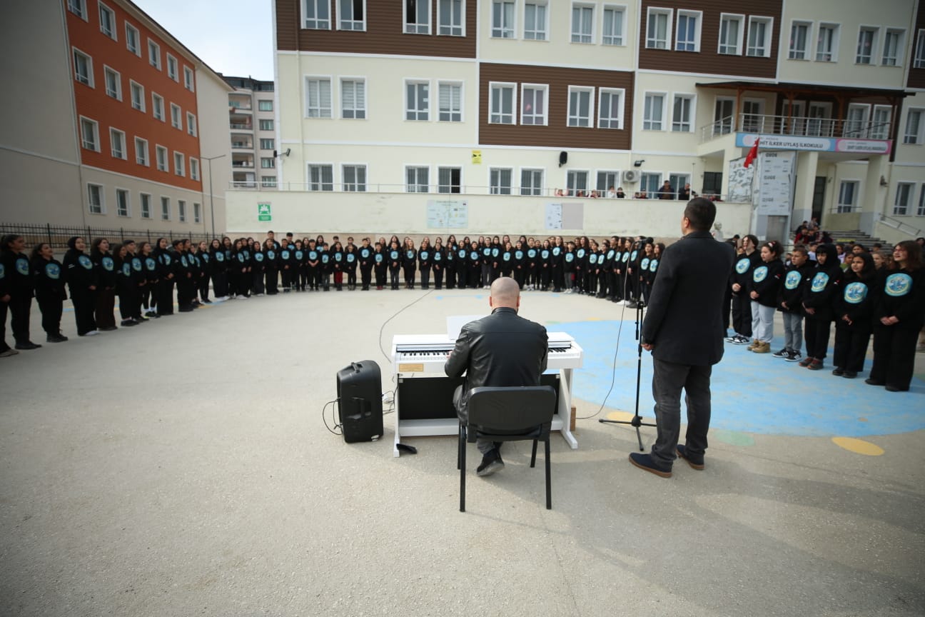 Yeniden Doğuş Korosu yiten canlar için sahne alıyor