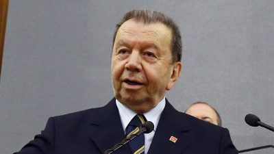 Sağlık Bakanı Fahrettin Koca, eski bakanlardan Yılmaz Karakoyunlu’nun, İstanbul’daki evinde