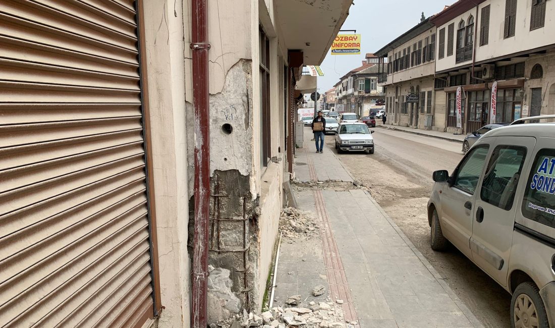 *) Kurtuluş Caddesi’nde Nisan