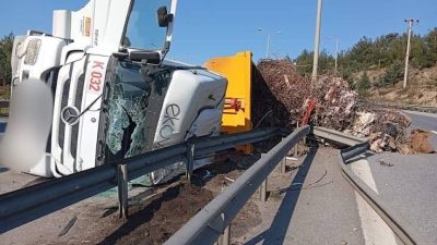 S.A’nın kullandığı geri dönüşüm malzemesi yüklü tır, İskenderun-Antakya kara yolunun