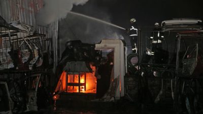 Hatay’ın merkez Antakya ilçesinde oto yedek parça işletmesinde çıkan yangın