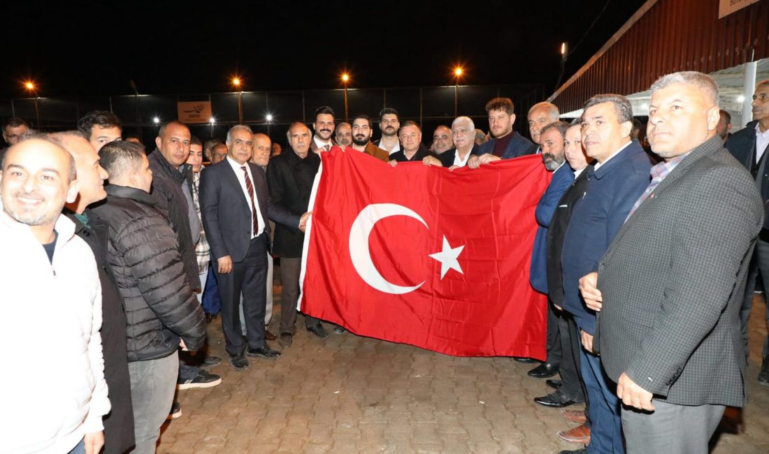 Hatay Büyükşehir Belediye Başkanı Lütfü Savaş, Reyhanlı’da vatandaşlarla buluştu. Savaş,