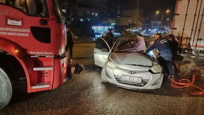 Hatay'ın Belen ilçesinde tıra çarpan otomobilin sürücüsü yaralandı.