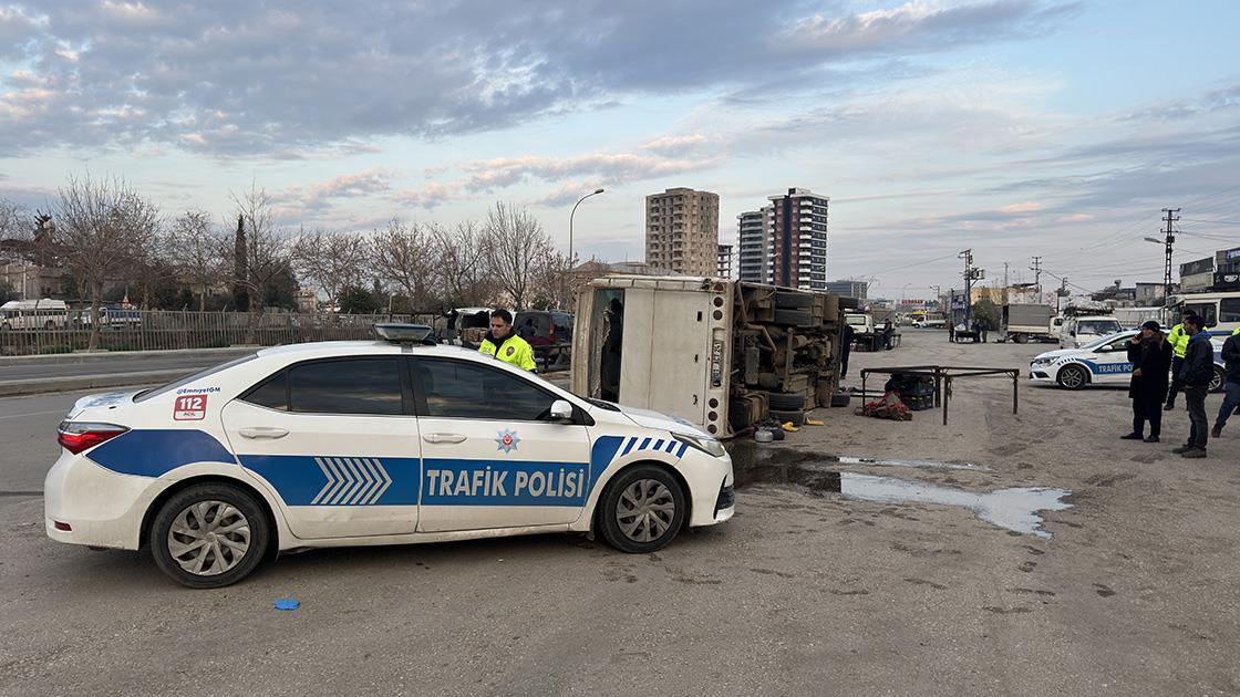 Adana’da midibüsün devrilmesi sonucu 15 kişi yaralandı