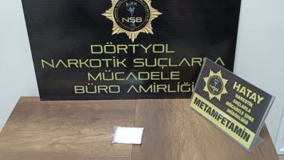 Hatay’ın Dörtyol ilçesinde 49,09 gram sentetik uyuşturucu ele geçirilen otomobildeki