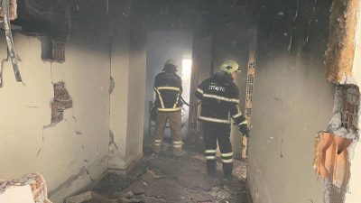 Hatay’ın Defne ilçesinde, depremde hasar alması nedeniyle boşaltılan 5 katlı