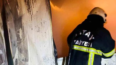 Hatay'ın Antakya ilçesinde bir konteyner da çıkan yangını itfaiye ekipleri