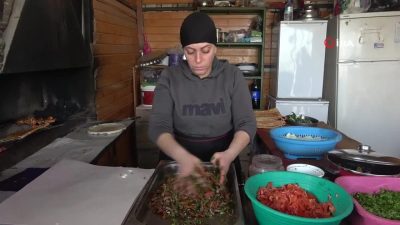 Hatay’da yaşayan Özlem Habeşoğlu, meme kanserine karşı verdiği mücadeleyle birlikte