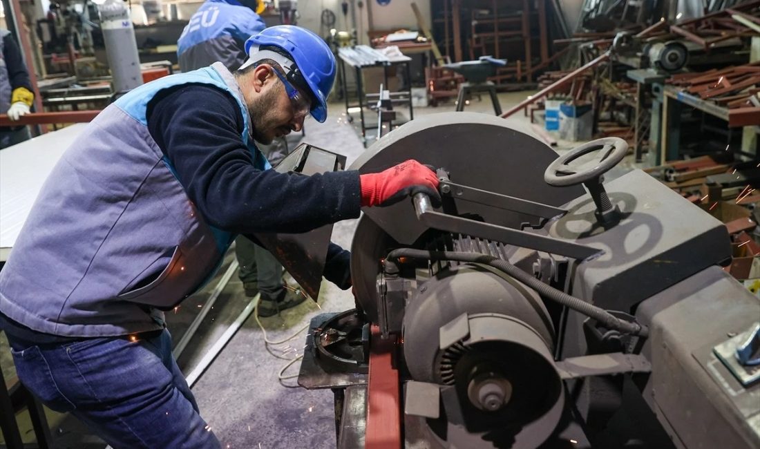 Kahramanmaraş merkezli depremlerin ardından bölgeye yardıma koşan Dokuz Eylül Üniversitesi