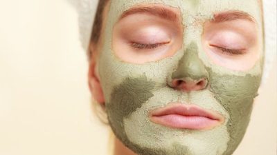 Kil maskesi cilt bakım rutinlerinde ciltteki fazla yağın azaltılması, gözeneklerin