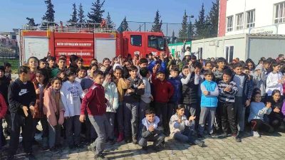Hatay’ın Kumlu ilçesinde bulunan okullarda öğrenim gören öğrencilere yangınla mücadele