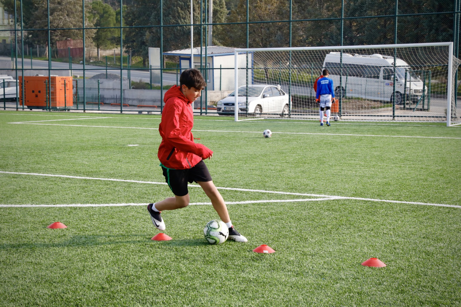 Depremzede genç yaşama futbol ile tutunuyor