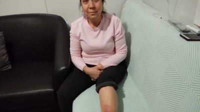 Hatay’ın Samandağ ilçesinde sokak köpeklerinin saldırısına uğrayan kadın, bacağından yaralandı.