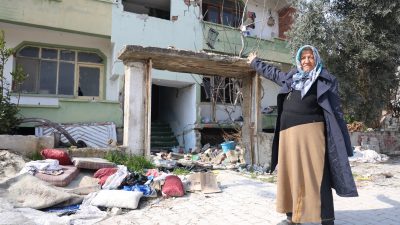 
Hatay’da yaşayan Ayşe Koçak'ın hasarlı evindeki demir kapılar ve korkuluklar,