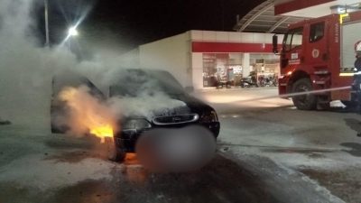 Erzin’de bir akaryakıt istasyonunda duran otomobil birden yanmaya başladı nedeni