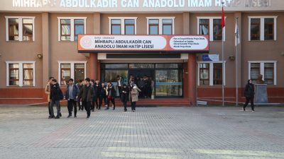 Hatay'da, depremde hayatını kaybeden ortaokul öğrencisi Yağmur Rifaioğlu'nun sözlerini yazıp