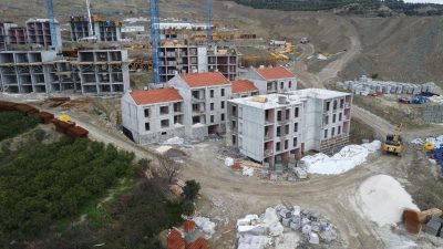 Hatay’ın depremle sarsılan ilçesi Samandağ’da, Toplu Konut İdaresi Başkanlığı (TOKİ)