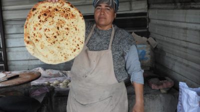 Depremin vurduğu Hatay’da ev kadınları, çamurdan inşa edilen tandırda pişirdikleri
