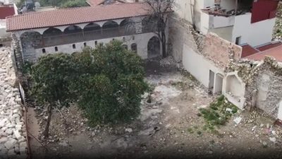 Hatay’da depremin vurduğu bölgelerde yıkılan evlerin bahçelerindeki narenciyeler, toplayan olmaması