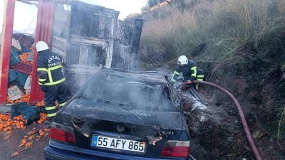 Hatay'ın Erzin ilçesinde meydana gelen zincirleme kazaya karışan otomobil alevlere