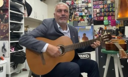 Oltaya Takılanlar: Mehmet Güzelyurt gitar çaldı