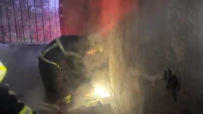 Hatay’ın Altınözü İlçesi’nde, Yenişehir Mahallesi’nde meydana gelen ev yangını, itfaiye