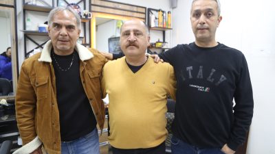 Hatay’da 6 Şubat’taki depremlerde iş yerlerini kaybeden üç berber, aynı
