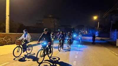 Hatay’ın Erzin ilçesinde, Kahramanmaraş merkezli depremlerde hayatını kaybedenlerin anısına bisiklet