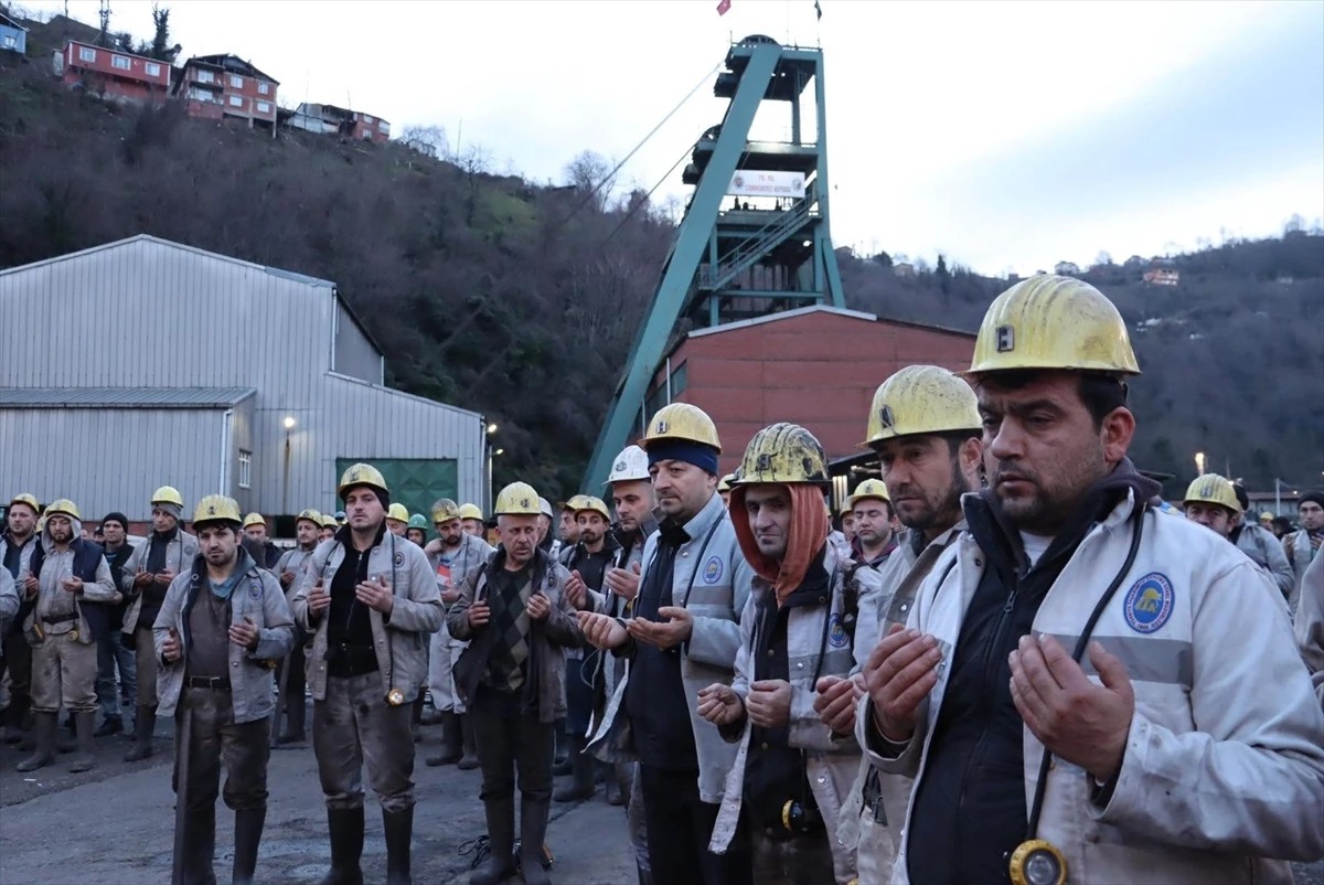 Madenciler depremde hayatını kaybedenleri unutmadı