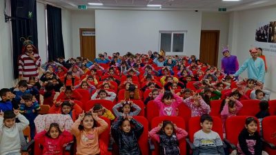 Hatay Büyükşehir Belediyesi Tiyatro Ekibi, Hatay’ın farklı ilçelerinde gerçekleştirdiği sahne